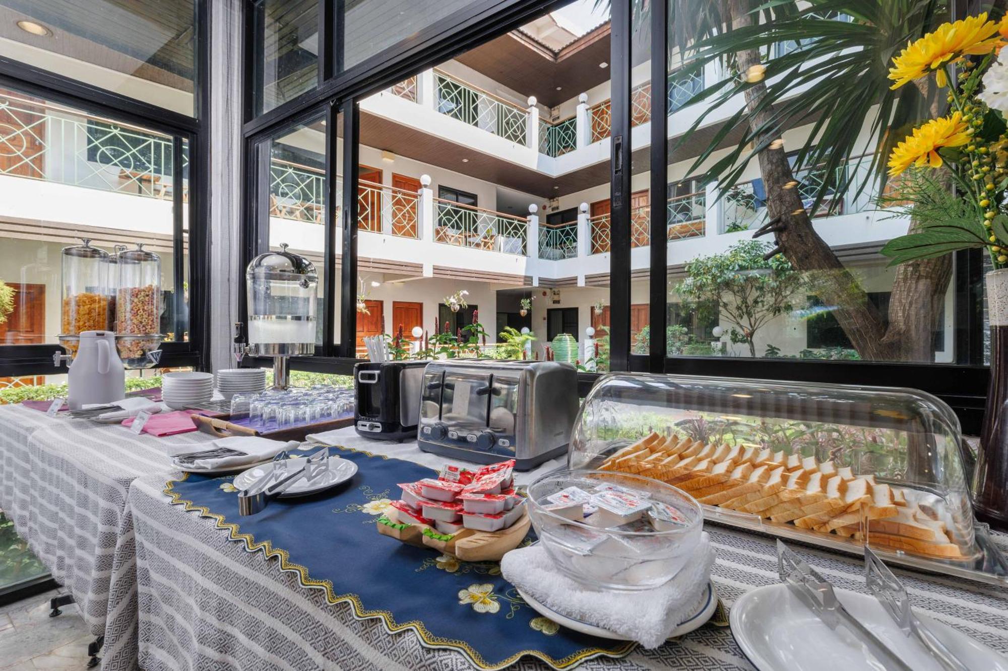 Charlie House Pin Klao Hotel Bangkok Exterior foto